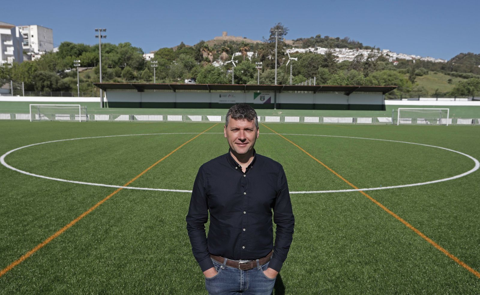 Francisco Gómez, en el campo de fútbol rehabilitado durante su mandato, con el castillo de Jimena al fondo.