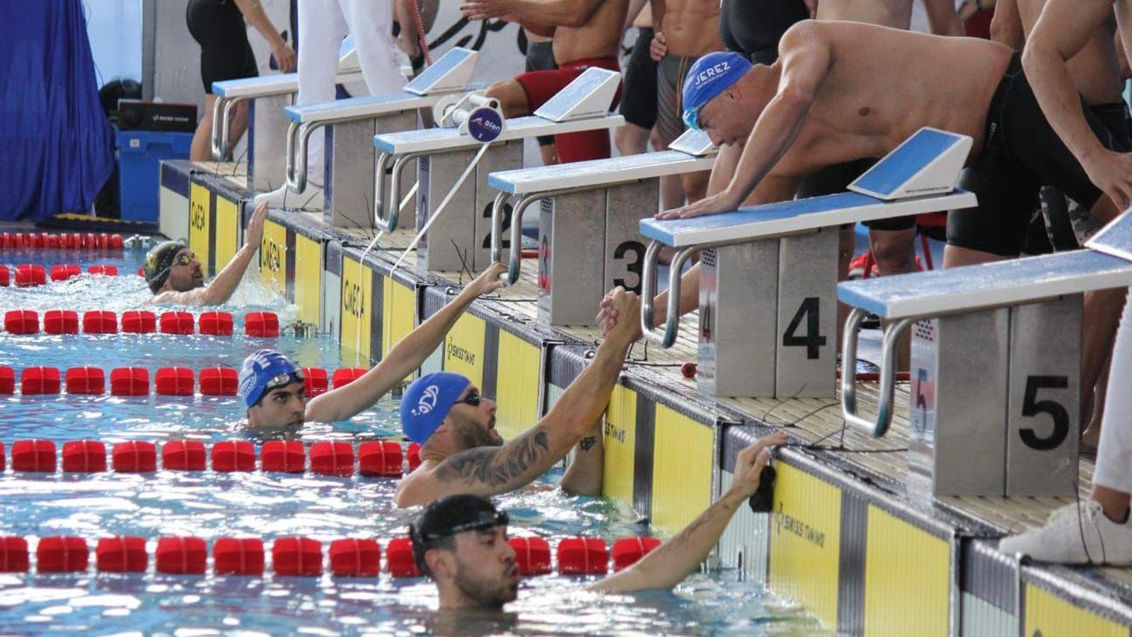 El internacional Boris Pallarés y el olímpico Javi Núñez se saludan tras una victoria en relevos.