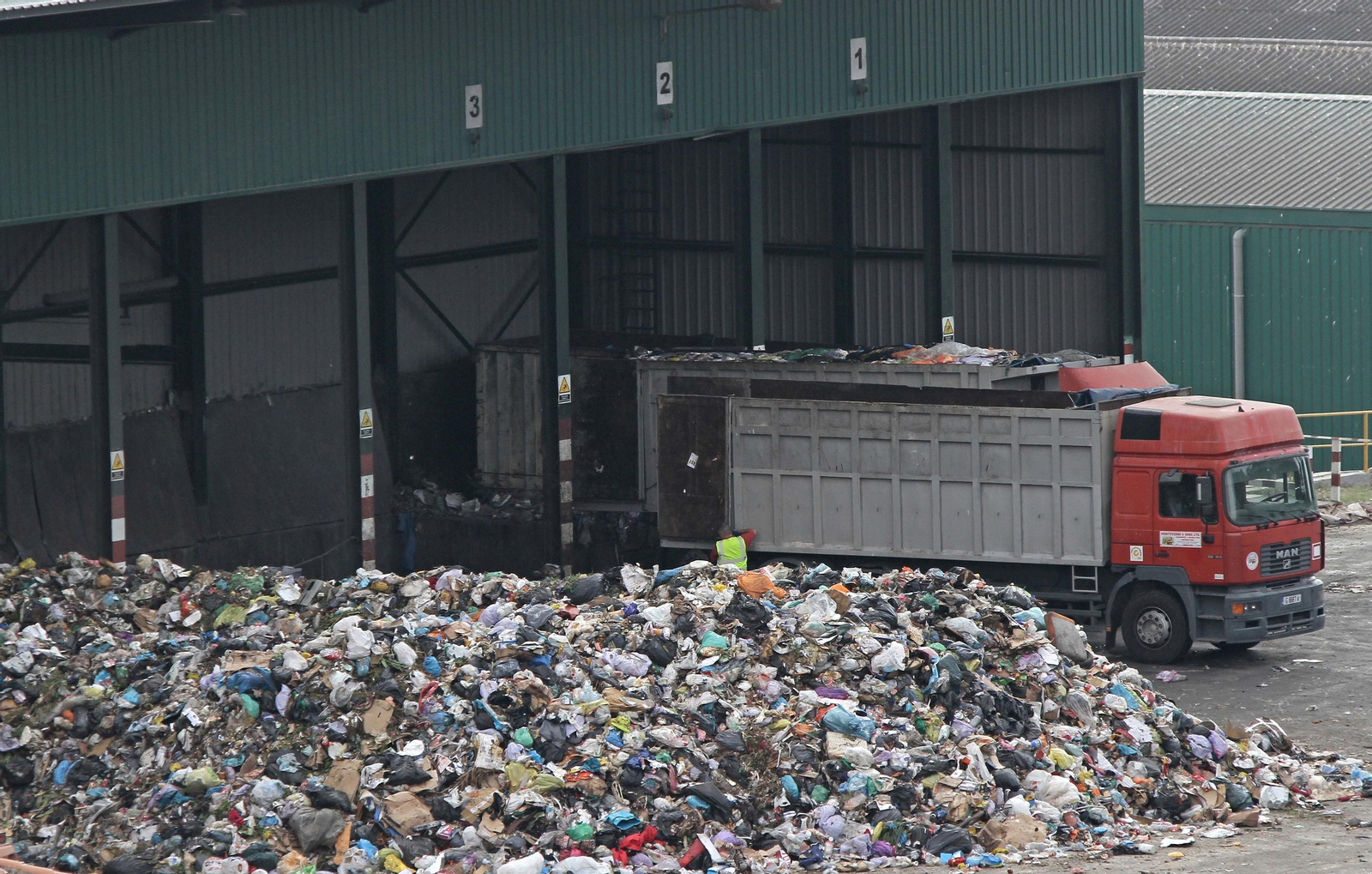 Un camión deposita basuras en el vertedero de Los Barrios.