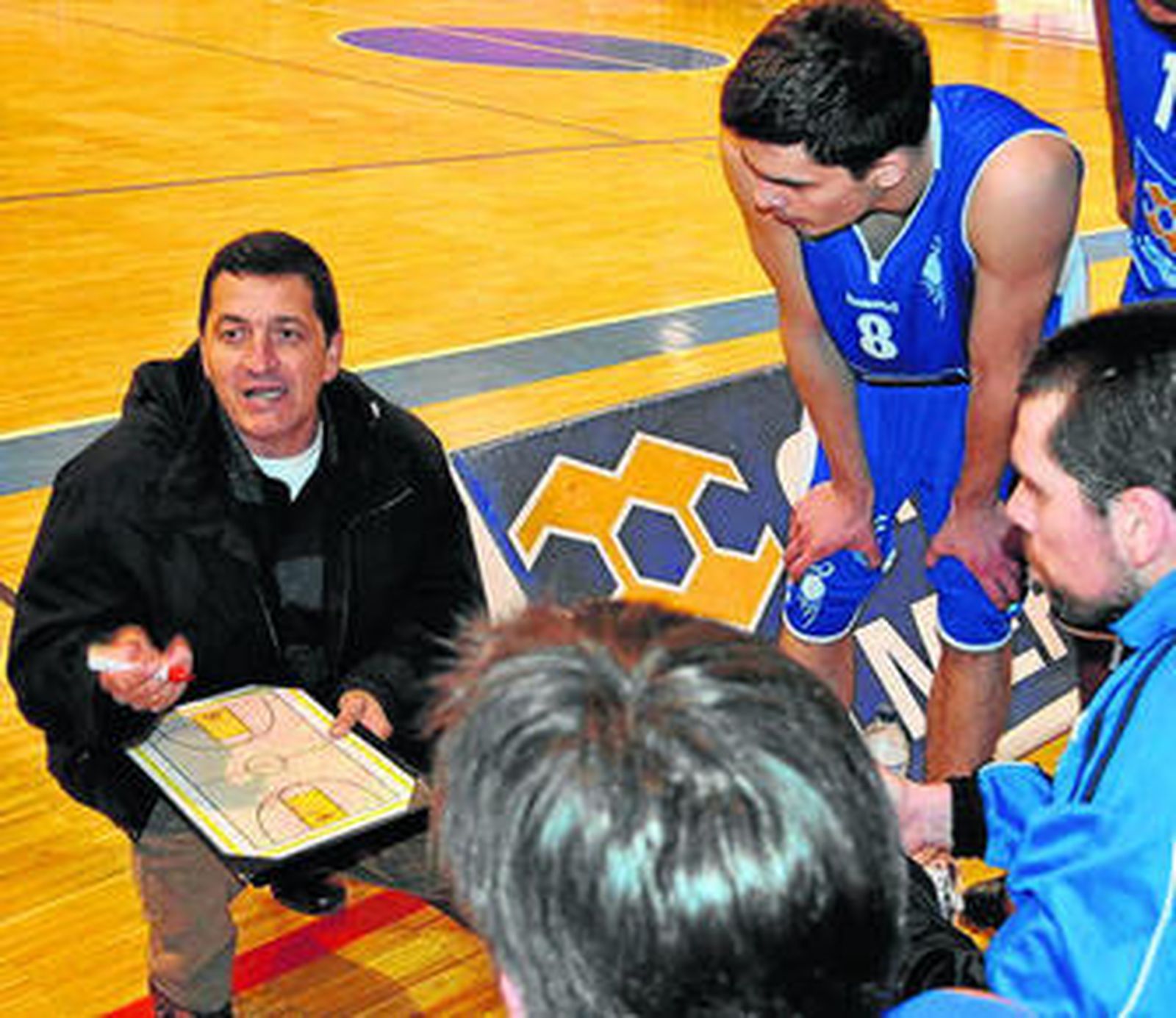 Llera (i) imparte instrucciones en un tiempo muerto.