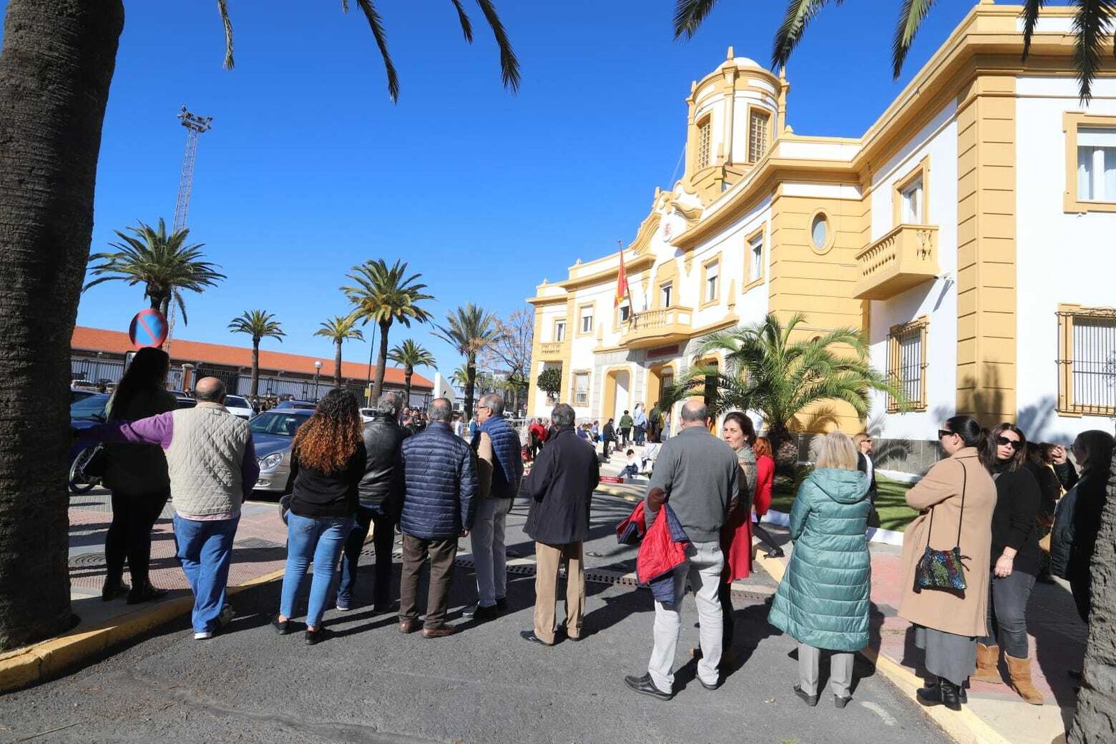 Largas colas para recoger las invitaciones para visitar el submarino Tramontana