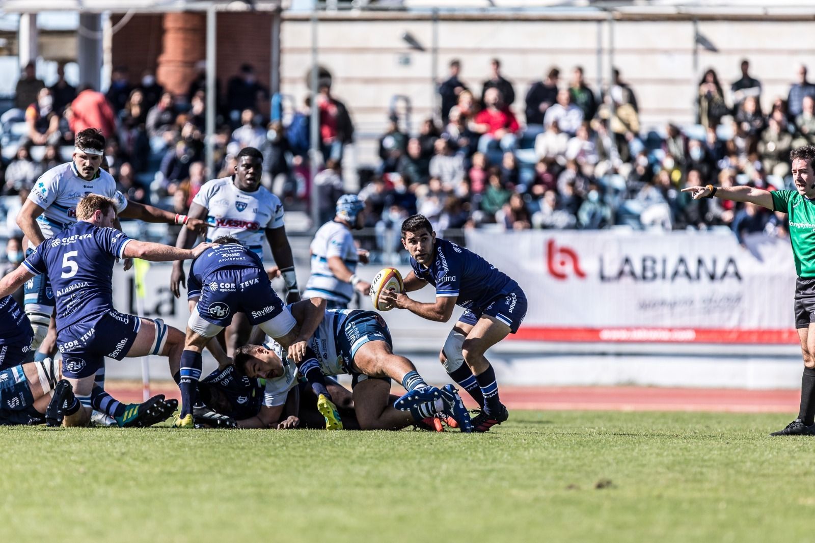 Cocó Roldán abre el balón en el partido de la jornada anterior frente a La Vila.