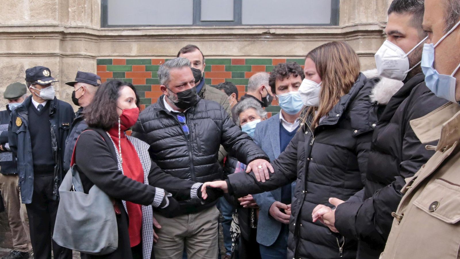 Nela García y Rubén Pérez, saludando a la hija del fallecido.