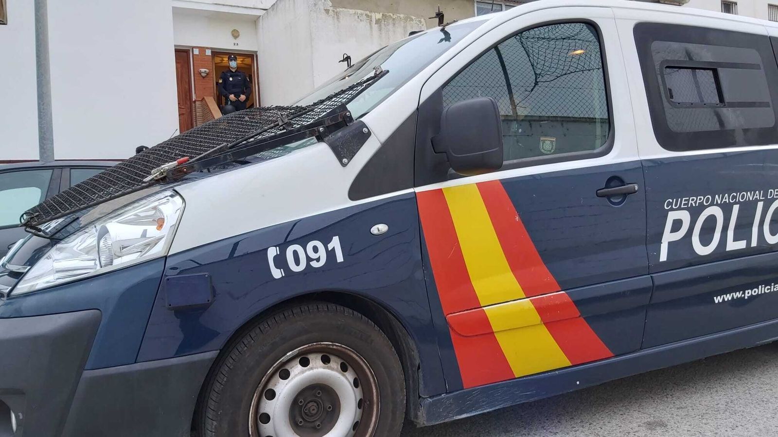 Un agente vigila durante el operativo policial en Estella del Marqués.