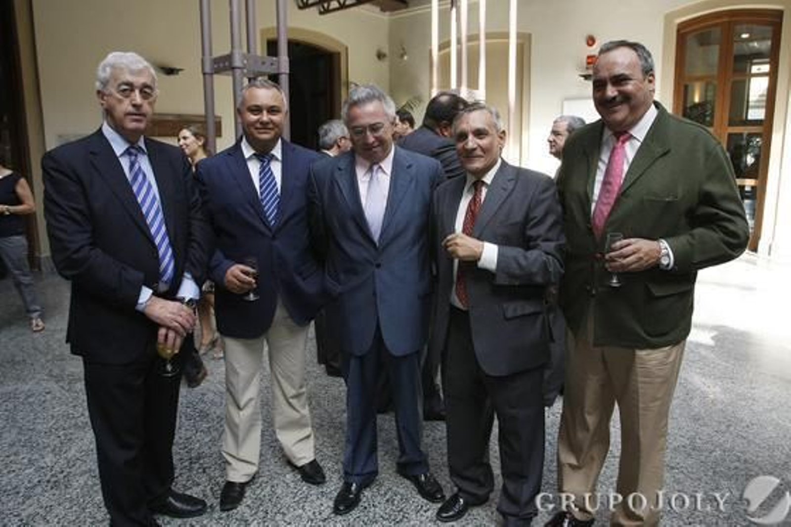 El presidente de la Cámara, Ángel Juan; el decano de COPITI, Domingo Villero;el presidente de la CEC, Miguel González; Jesús Quiles, de Cáritas; y el director de EADS, Prudencio Escamilla. 

Foto: Julio Gonzalez-Joaquin Pino-Jose Braza