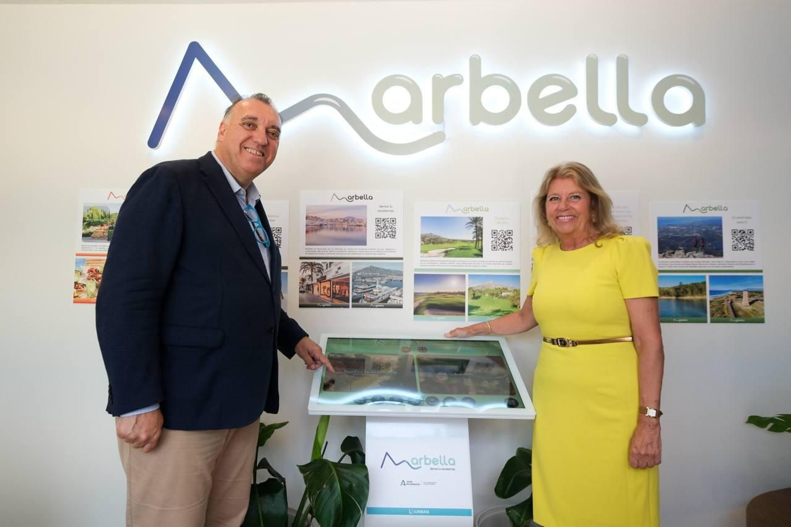 El consejero de Turismo, Arturo Bernal, y la alcaldesa, Ángeles Muñoz.