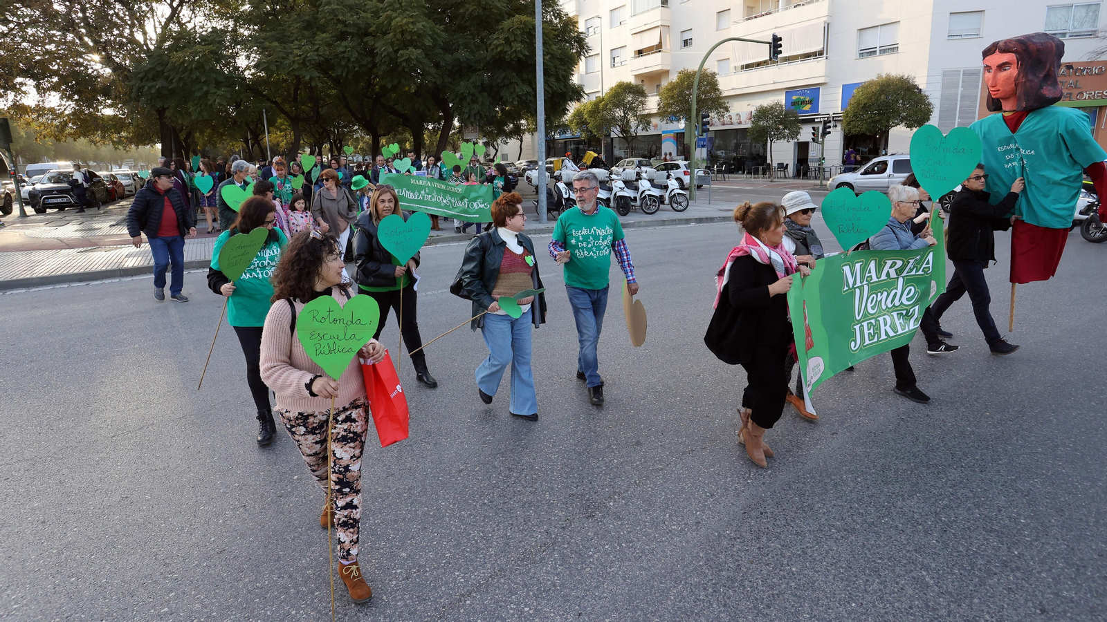 Concentración de Marea Verde Jerez para nombrar a la rotonda de la Escuela Pública en La Granja Concentración de Marea Verde Jerez para nombrar a la rotonda de la Escuela Pública en La Granja