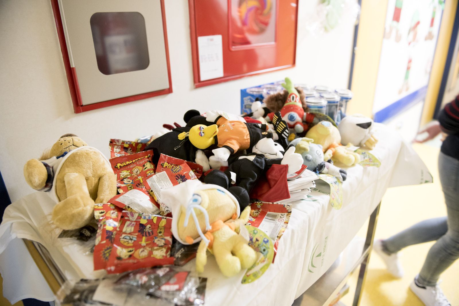 La visita de la Legión 501 de 'Star Wars' al Hospital Materno Infantil de Granada, en imágenes