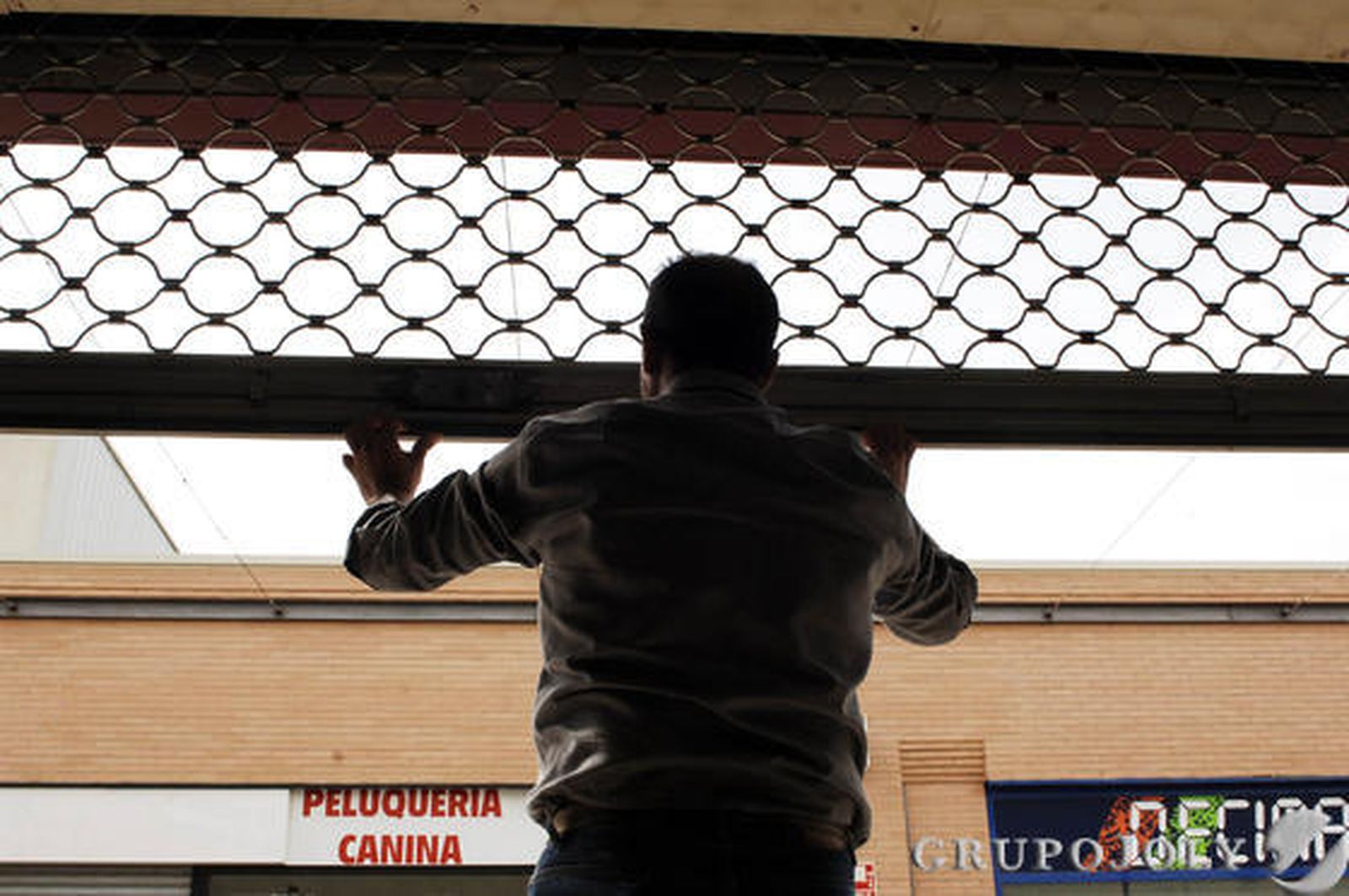 Cierre de un comercio en Arcos por la huelga. 

Foto: Ramón Aguilar