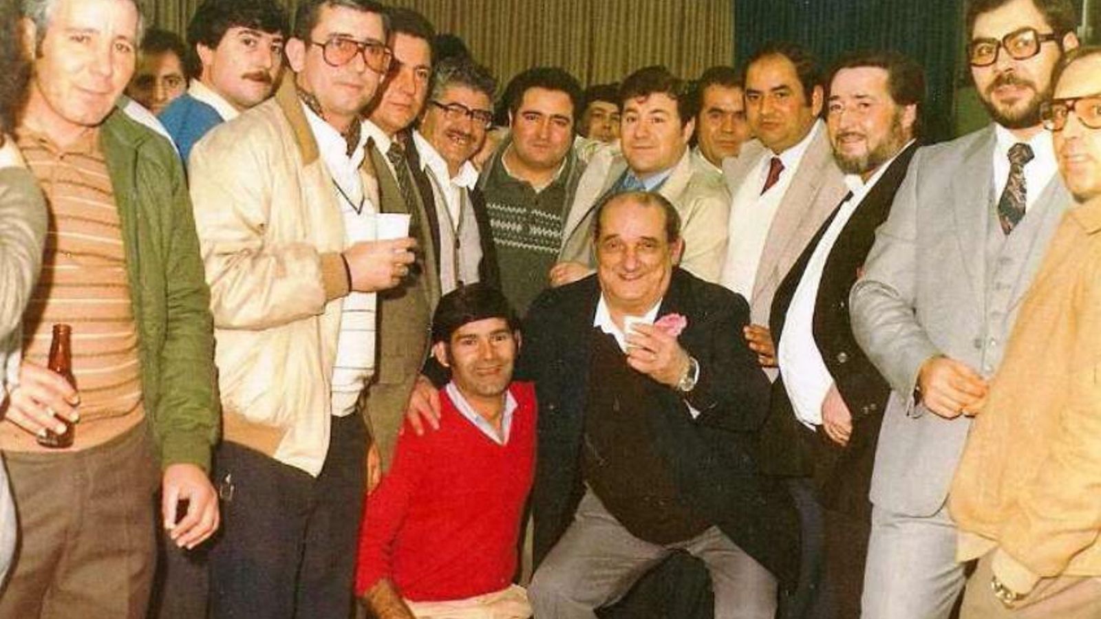 Eustaquio Macias, cuatro por la derecha, en la inauguración  de la Peña Flamenca Linense