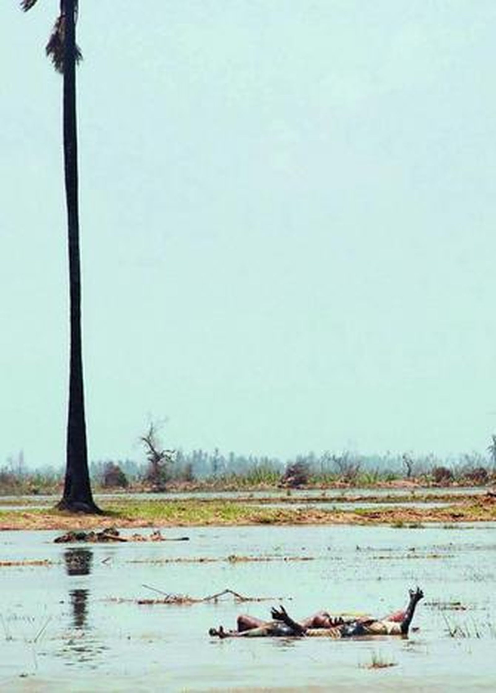 Dos cadáveres flotan en las charcas que ha dejado el ciclón en Labutta, localidad del delta de Irrawaddy.