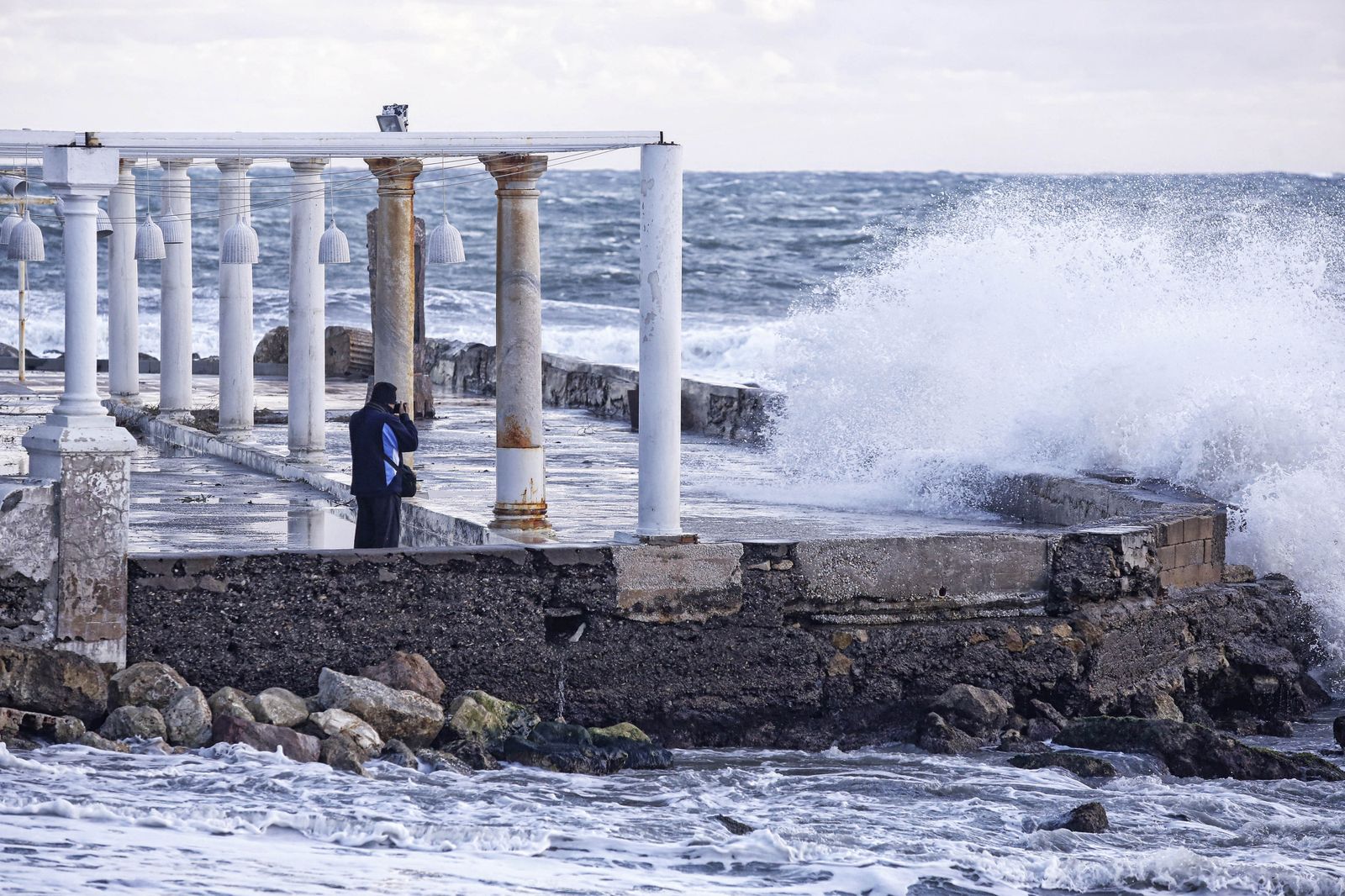 Las olas golpean sobre los Baños del Carmen.