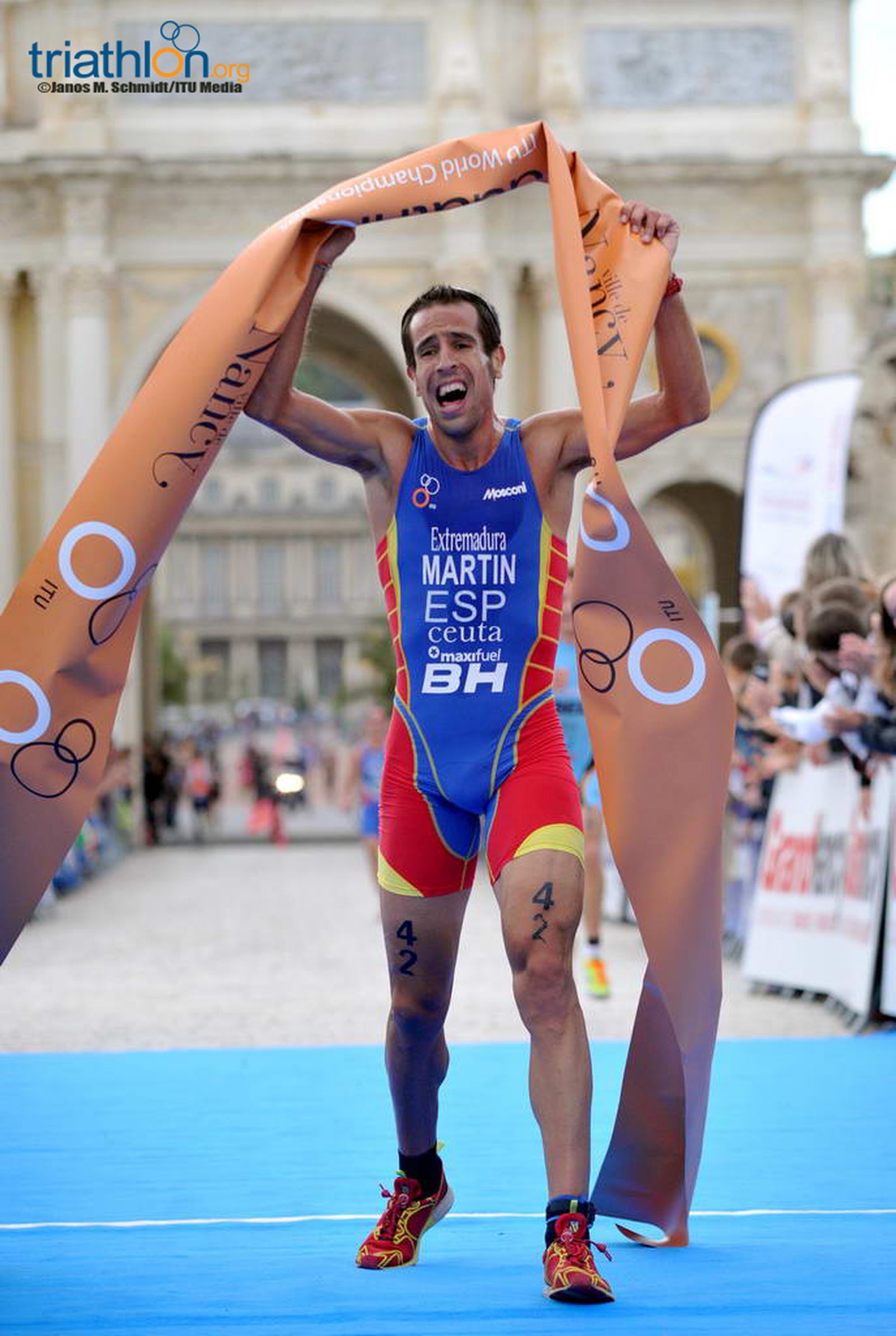 Emilio Martín cruza la meta como campeón en el Mundial de Nancy en 2012.