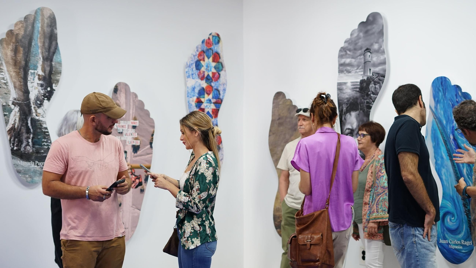 Fotos de la exposición 'Huellas de ida y vuelta' de Márgenes y Vínculos en Tarifa