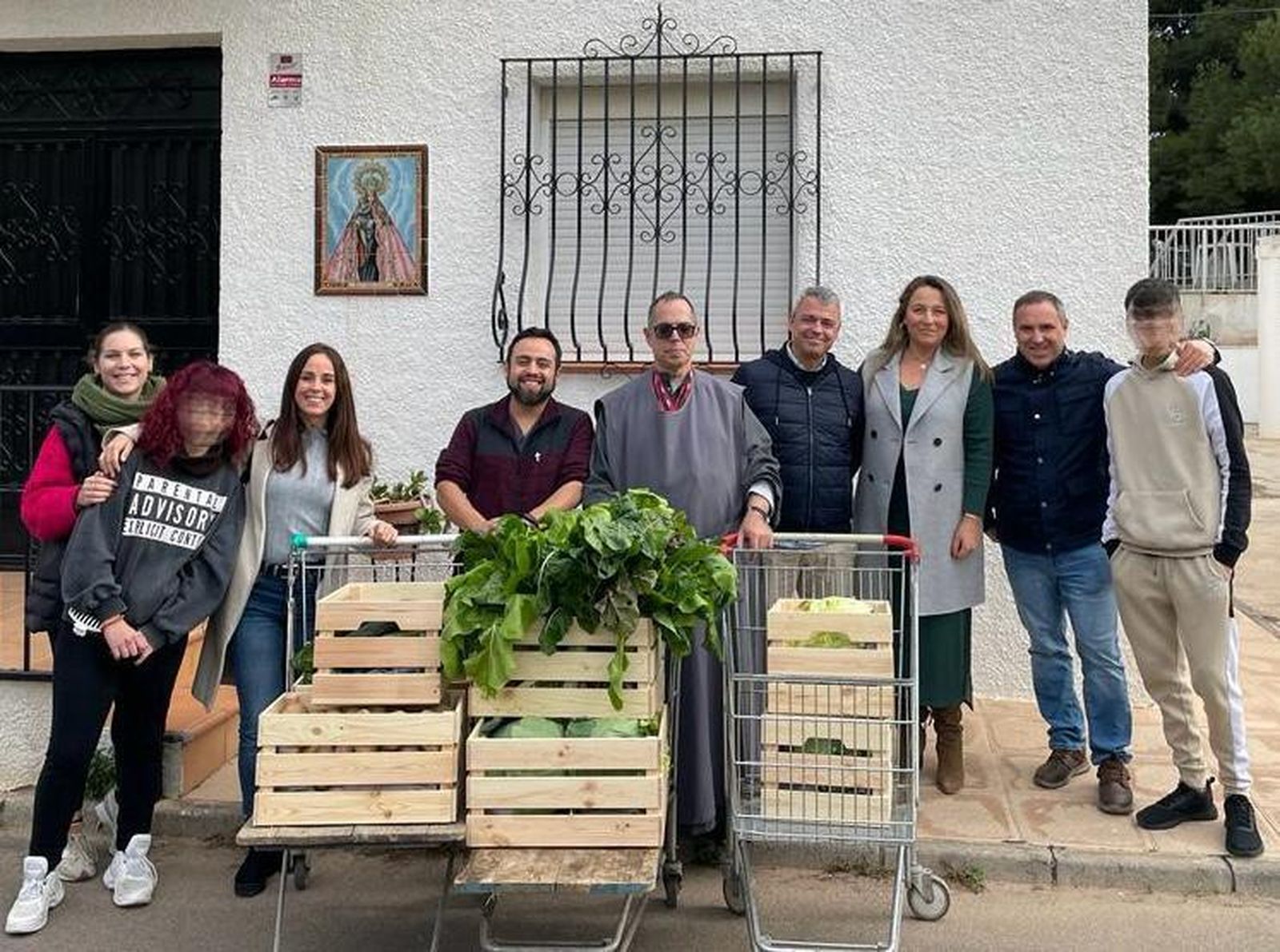 Los menores entregaron las verduras que ellos mismos cultivan.