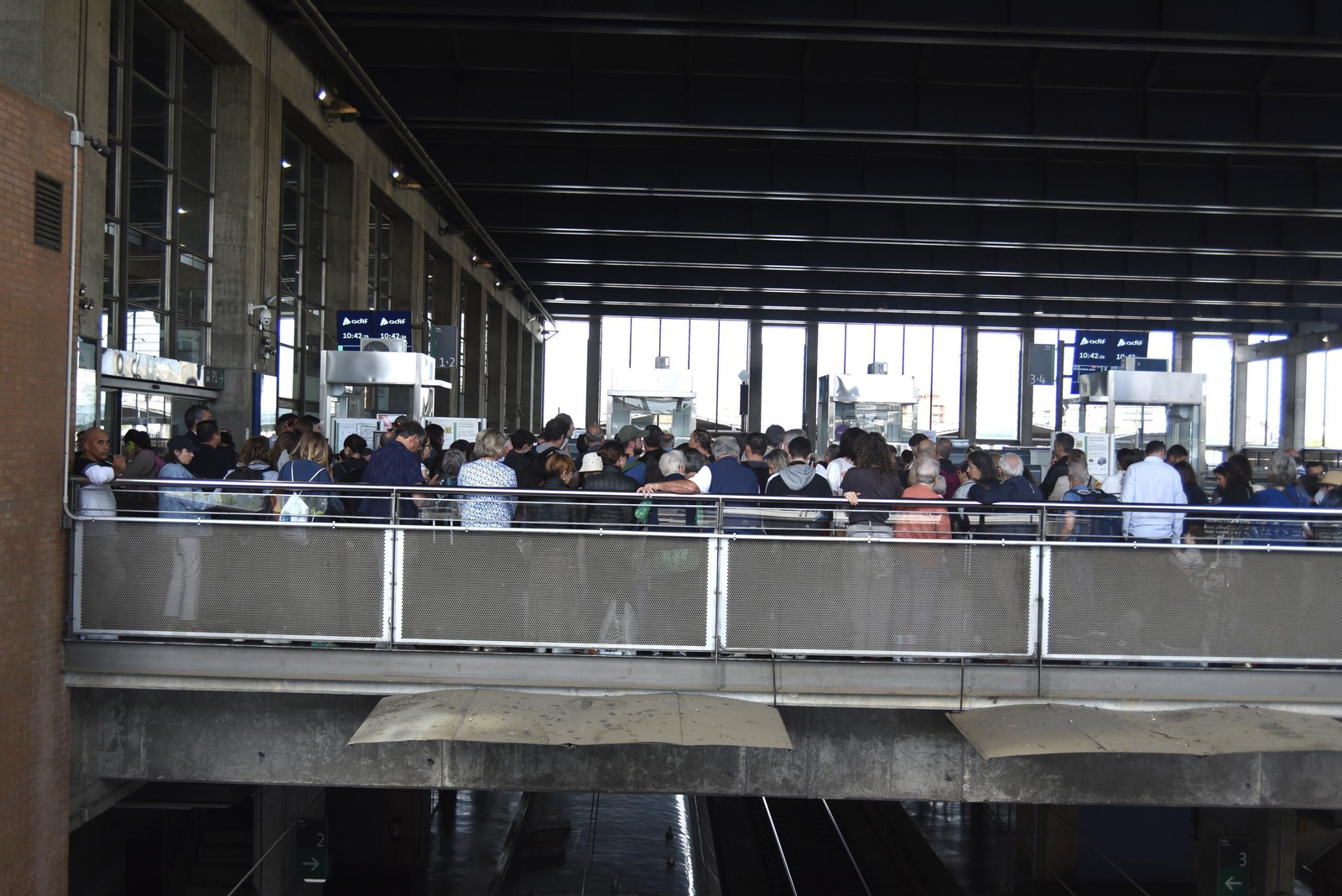 Las imágenes de la estación de trenes de Córdoba con cientos de personas atrapadas tras el apagón