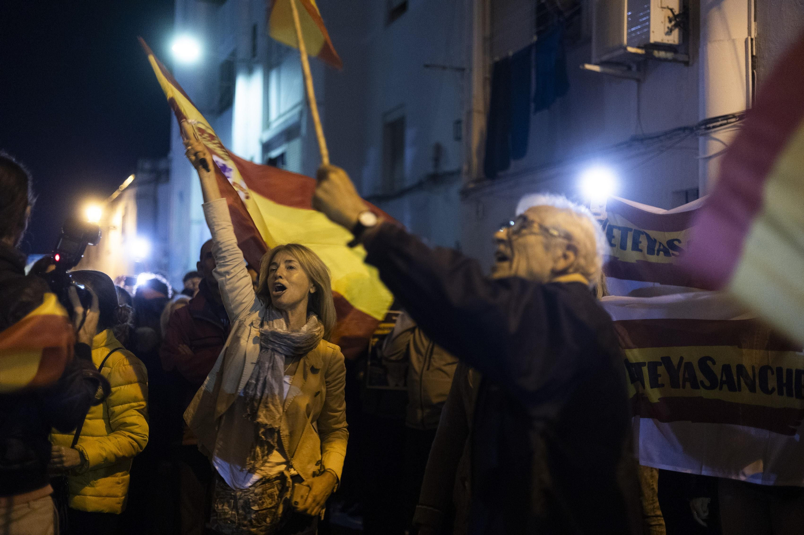 Concentración  contra la amnistía ante la sede del PSOE en El Puerto de Santa María.