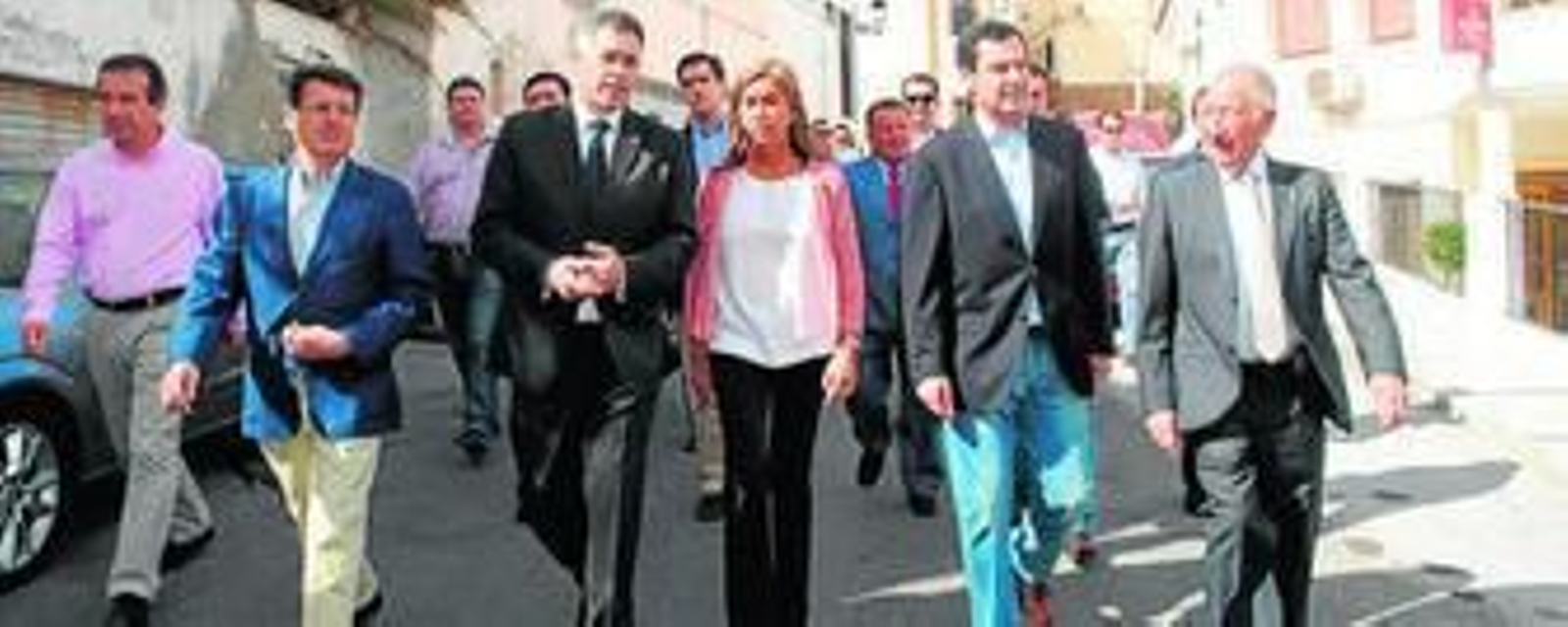 La ministra de Sanidad, Ana Mato, en el centro, rodeada del alcalde de Olula del Río, Antonio Martínez, Juan Manuel Moreno, presidente del PP-A, Gabriel Amat, otros cargos y vecinos.