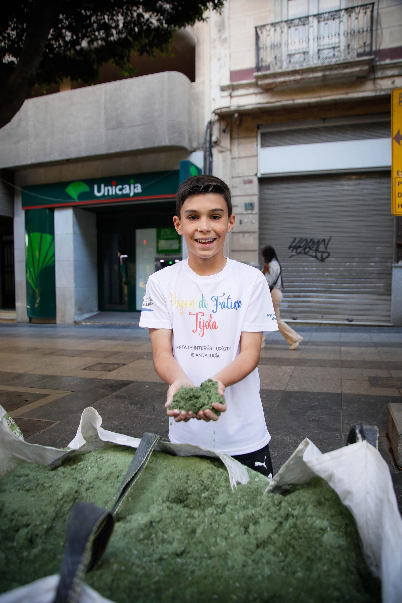 Así es la alfombra de serrín de 60 metros en el Paseo de Almería, en imágenes.