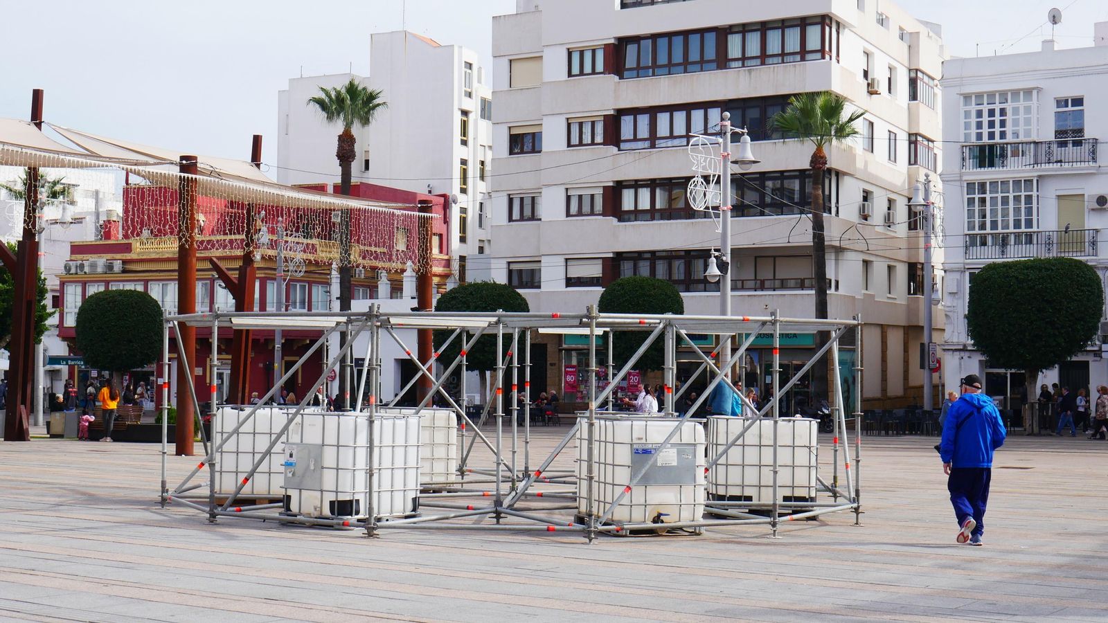 La estructura de la base del árbol de Navidad ya se hace visible en la Plaza del Rey.