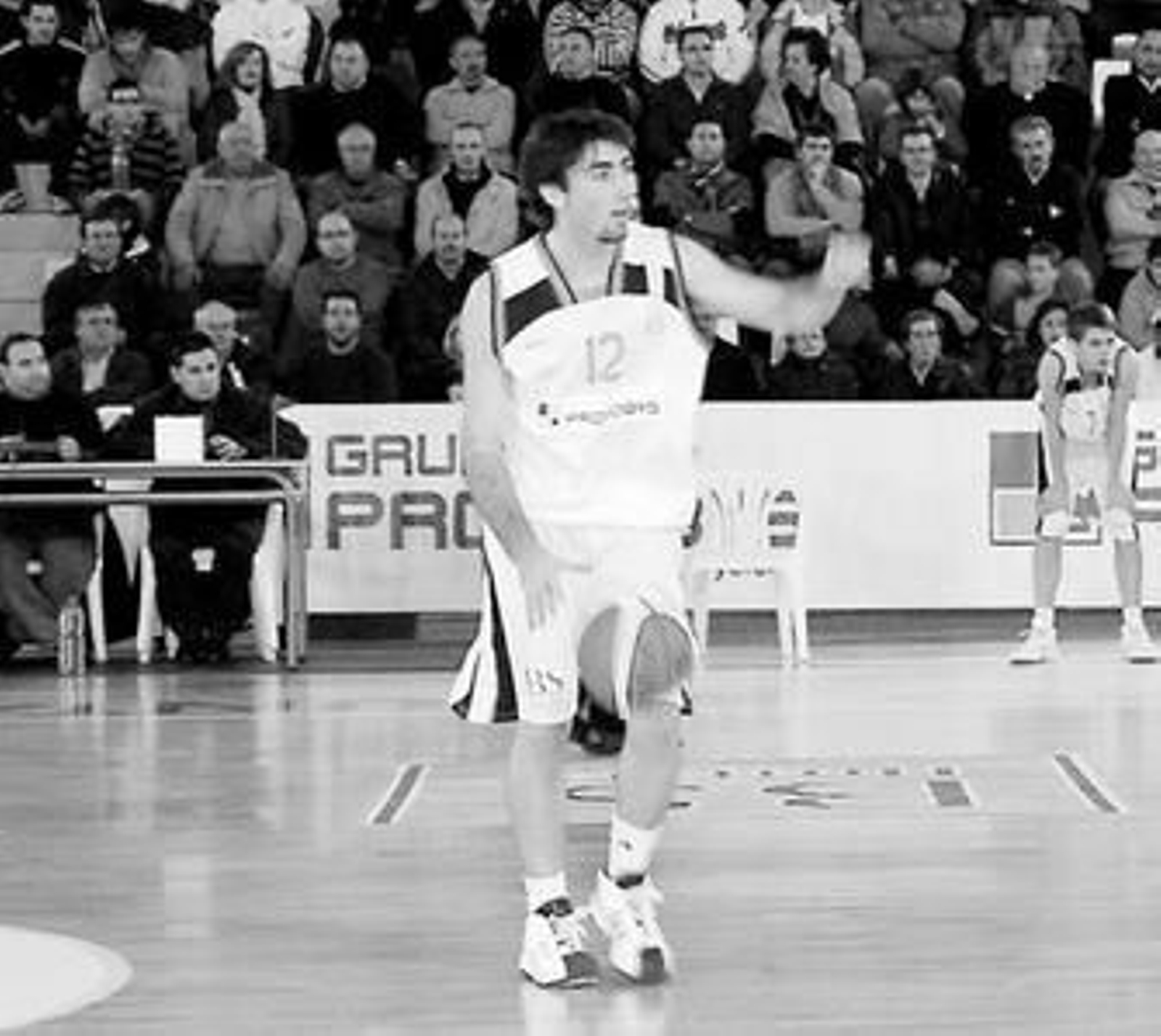 El base almeriense Roberto Rueda comienza un ataque tijoleño.