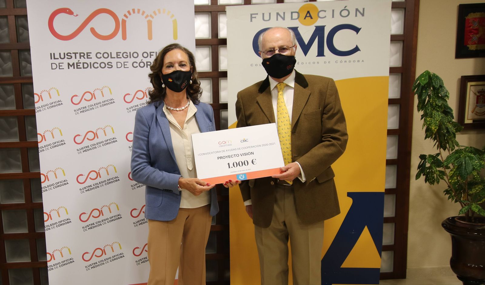 Entrega de una de las ayudas a proyectos de cooperación.