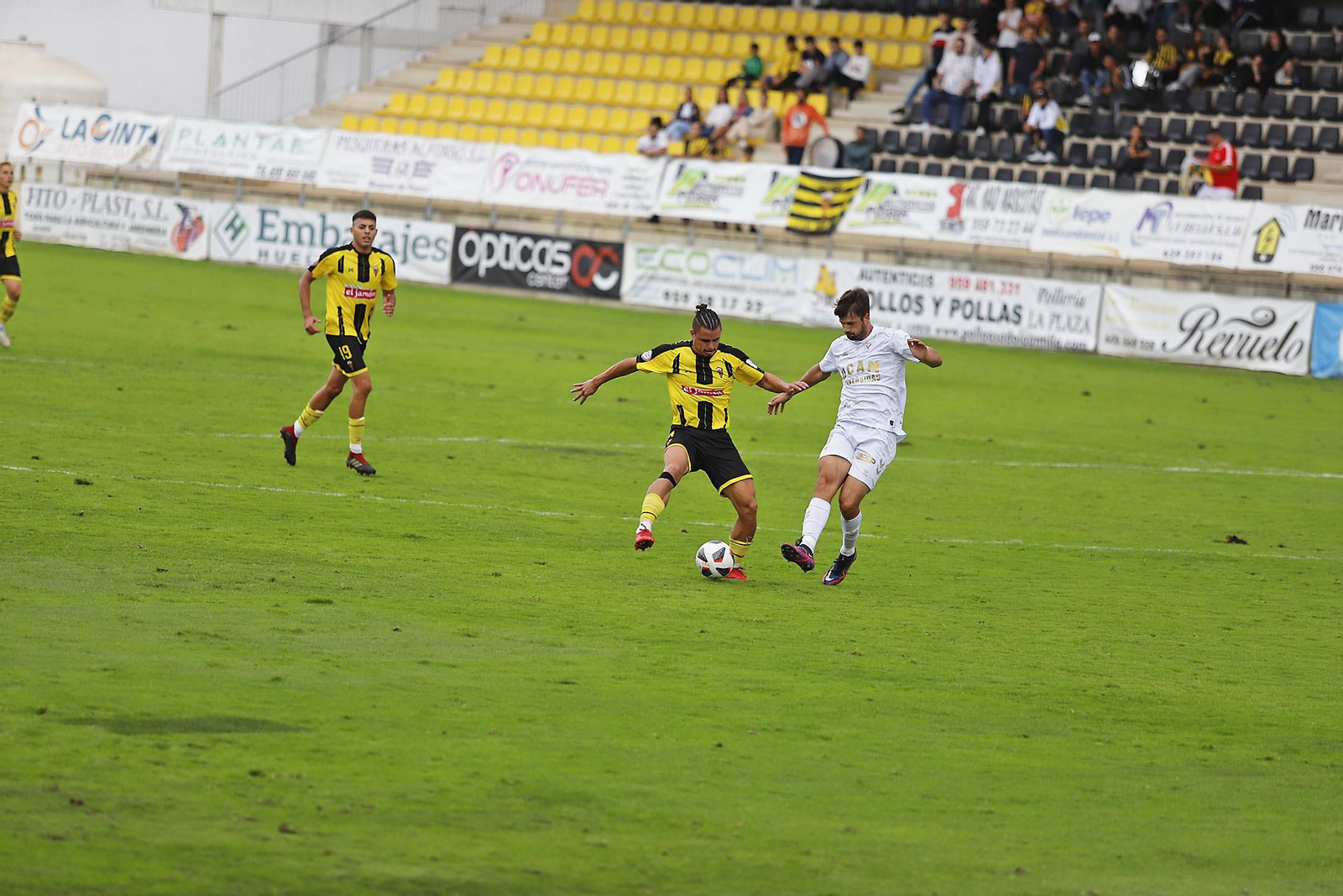 Imágenes del encuentro entre el San Roque de Lepe y UCAM Murcia