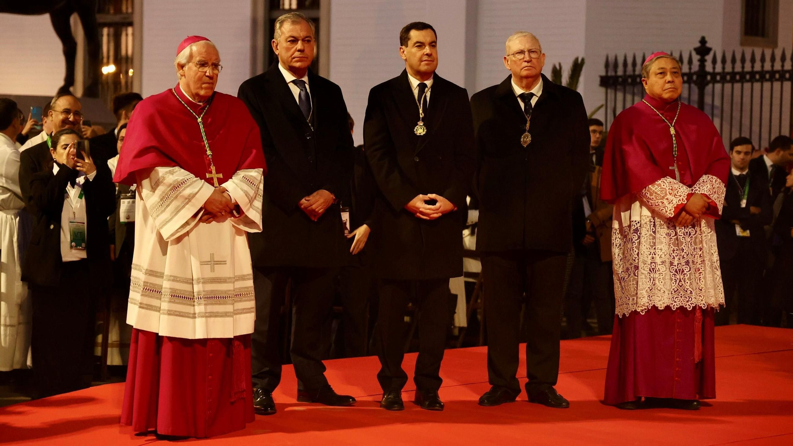 El alcalde, junto al arzobispo de Sevilla, el presidente de la Junta de Andalucía, el presidente del Consejo de Cofradías y el nuncio del Vaticano.