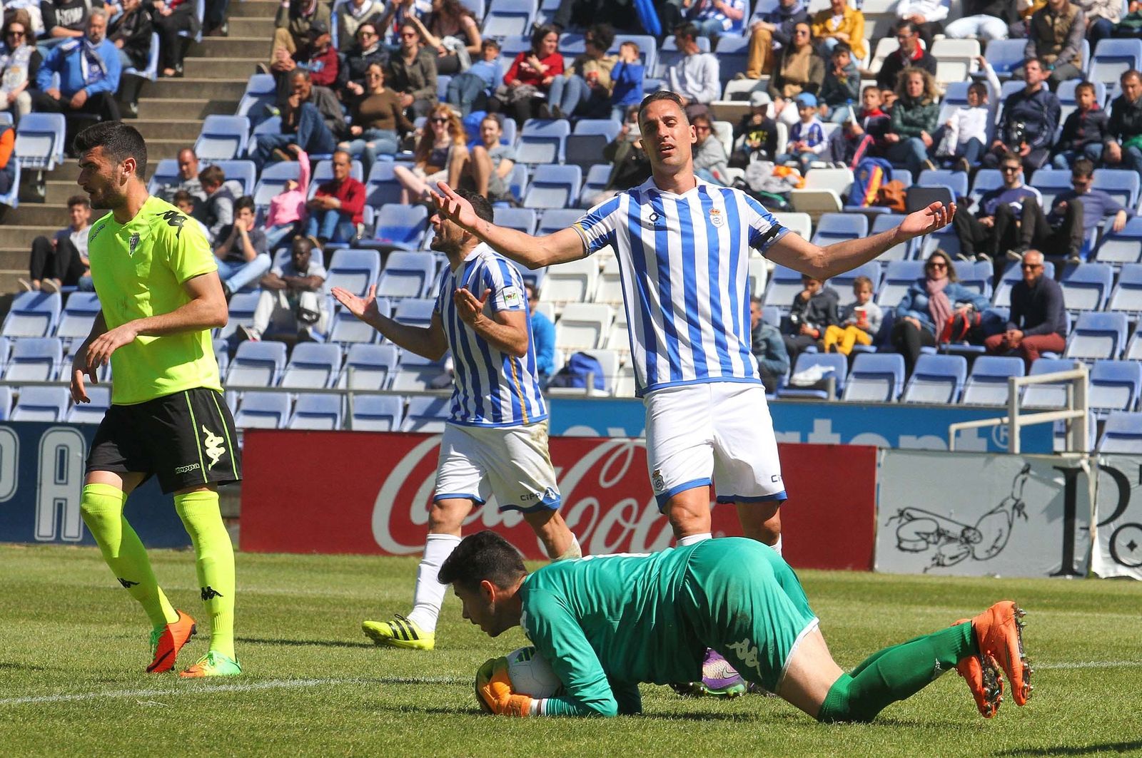 Ubay Luzardo se lamenta de una acción en el encuentro Recre-Córdoba B.