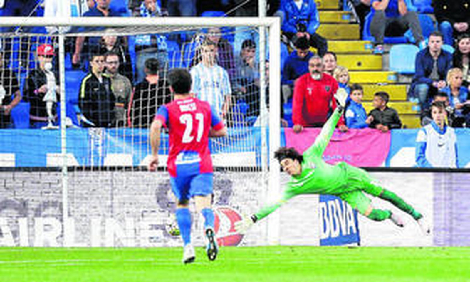 Ochoa se tira en un intento por evitar el gol de Pedro Morales el pasado lunes.