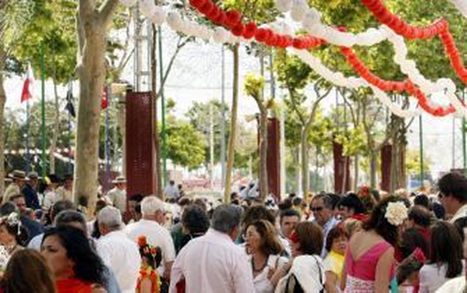 La Feria se abre paso entre nubarrones y viento invernal