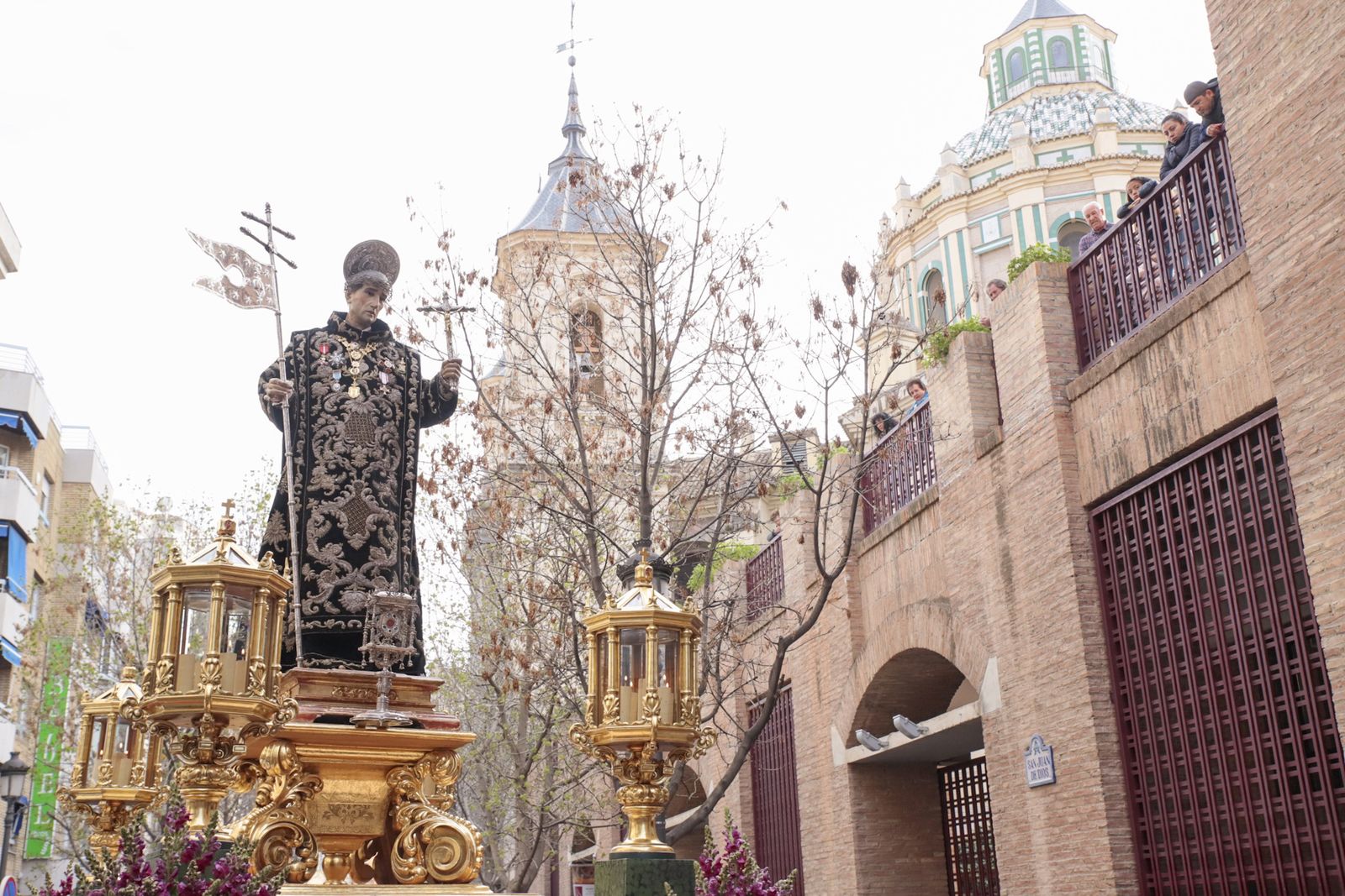 El paso de San Juan de Dios este sábado, a la altura del Hospital de San Rafael