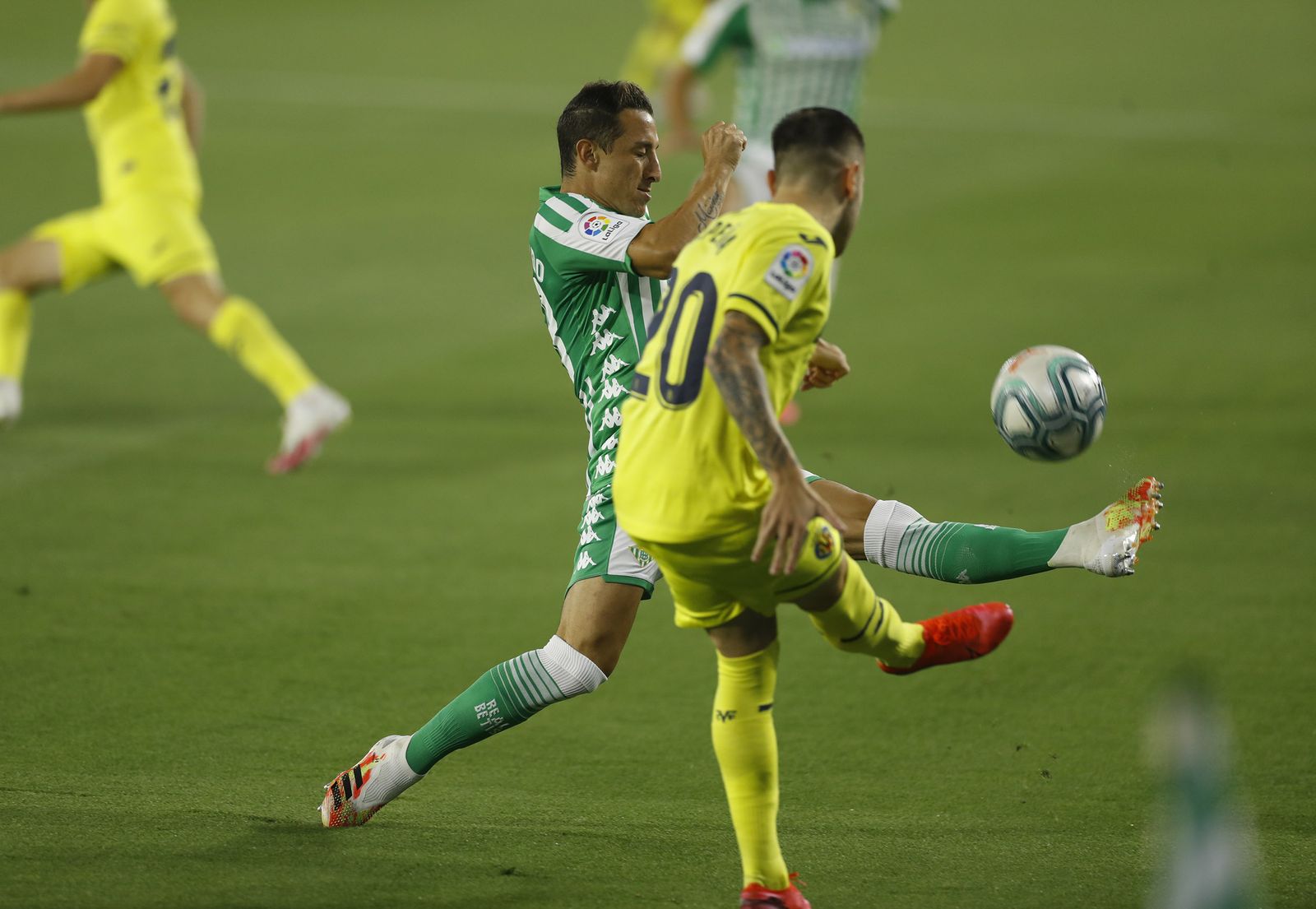 Guardado estira su pierna izquierda para tapar el centro del lateral Rubén Peña.