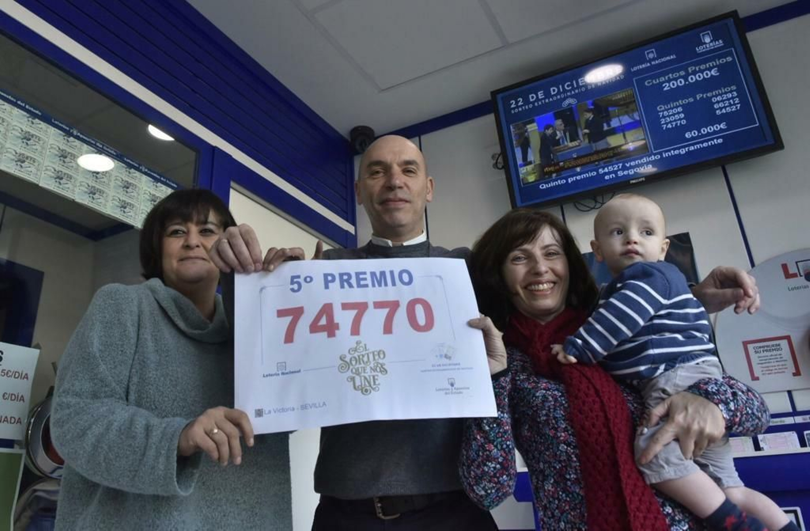La familia del lotero de la avenida de Eduardo Dato enseña el número premiado
