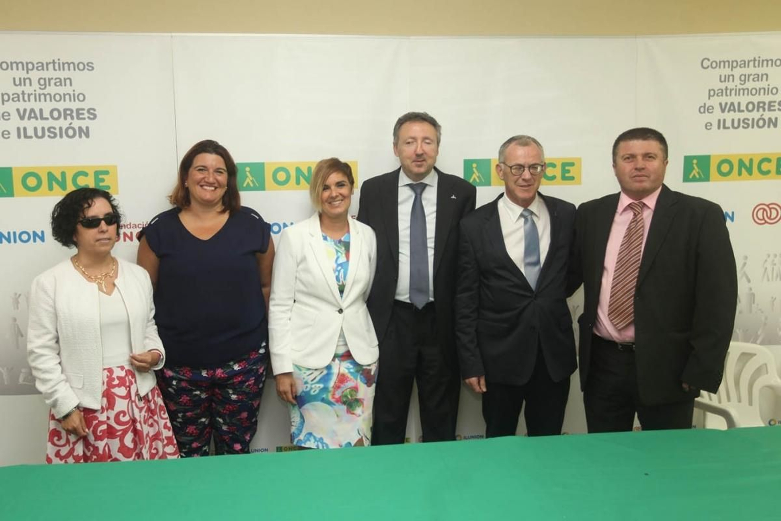 Gema Valderrama, tercera por la izquierda, en un acto de la ONCE en Marbella.