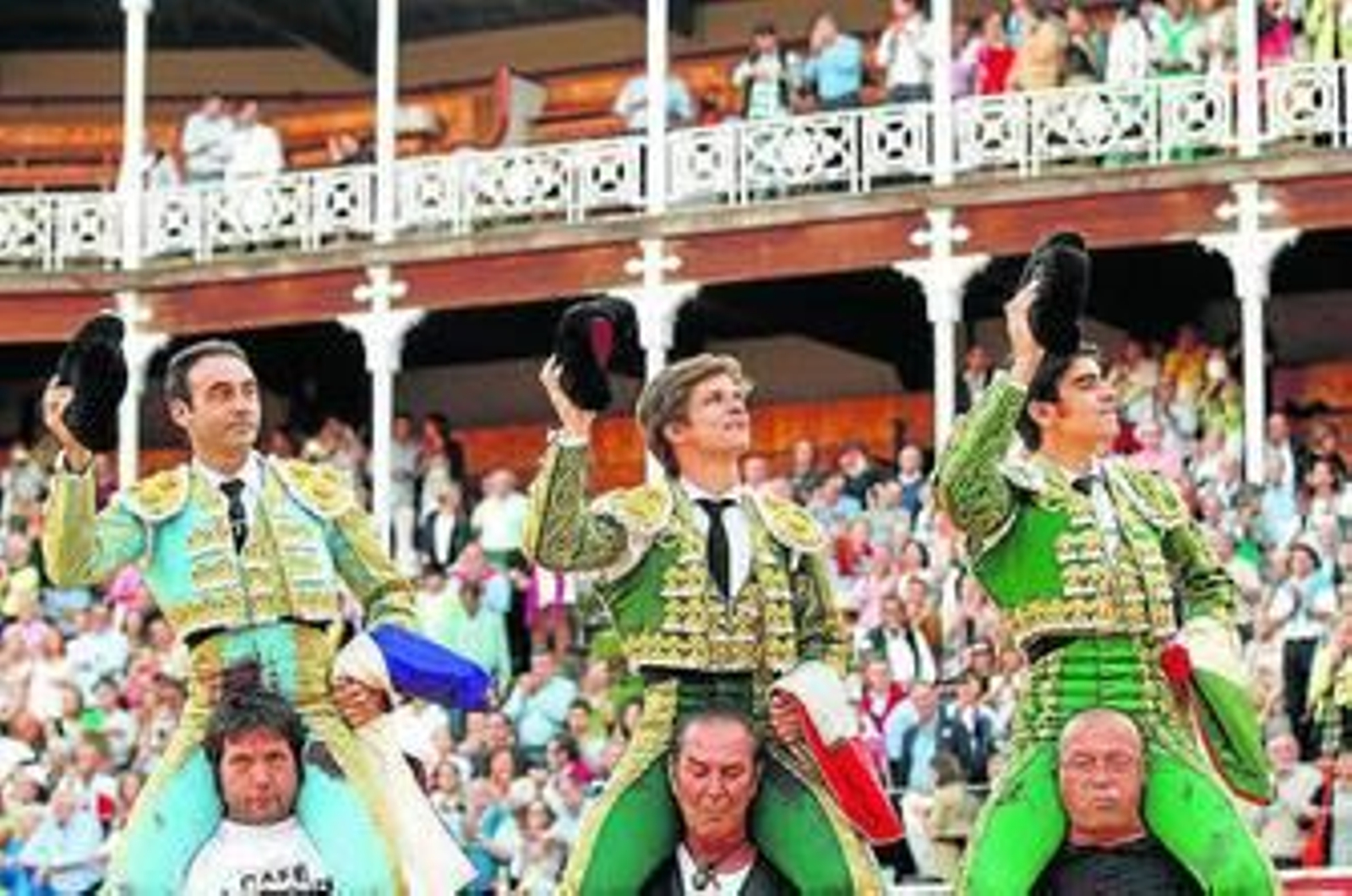Ponce, El Juli y Perera, en su salida a hombros de la plaza de Gijón.
