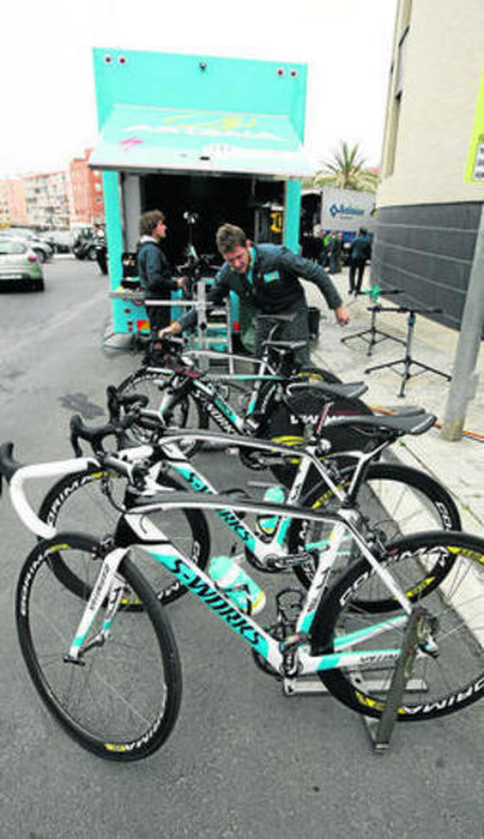 Los mecánicos del Astaná desembarcan las bicicletas del equipo.