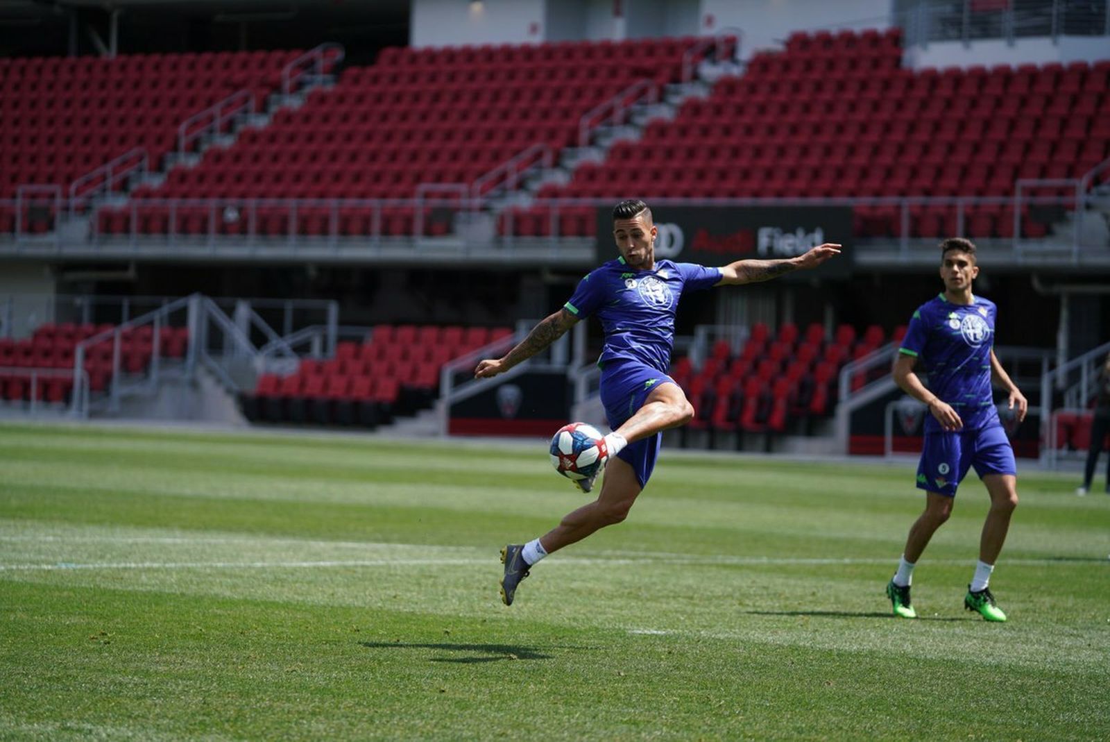 Sergio León remata a portería en el entrenamiento en el Audi Field.