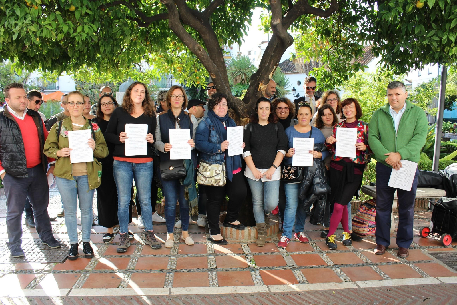 Representantes de las diferentes Ampas durante la lectura del manifiesto.