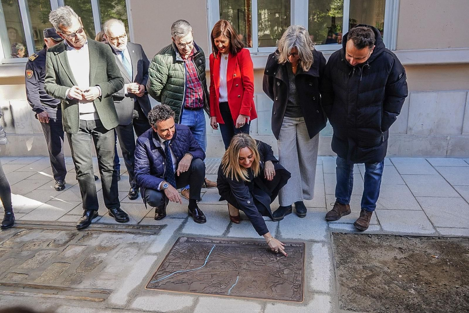 La alcaldesa y los concejales, junto a la placa que recuerda el paso de las vías del tranvía.