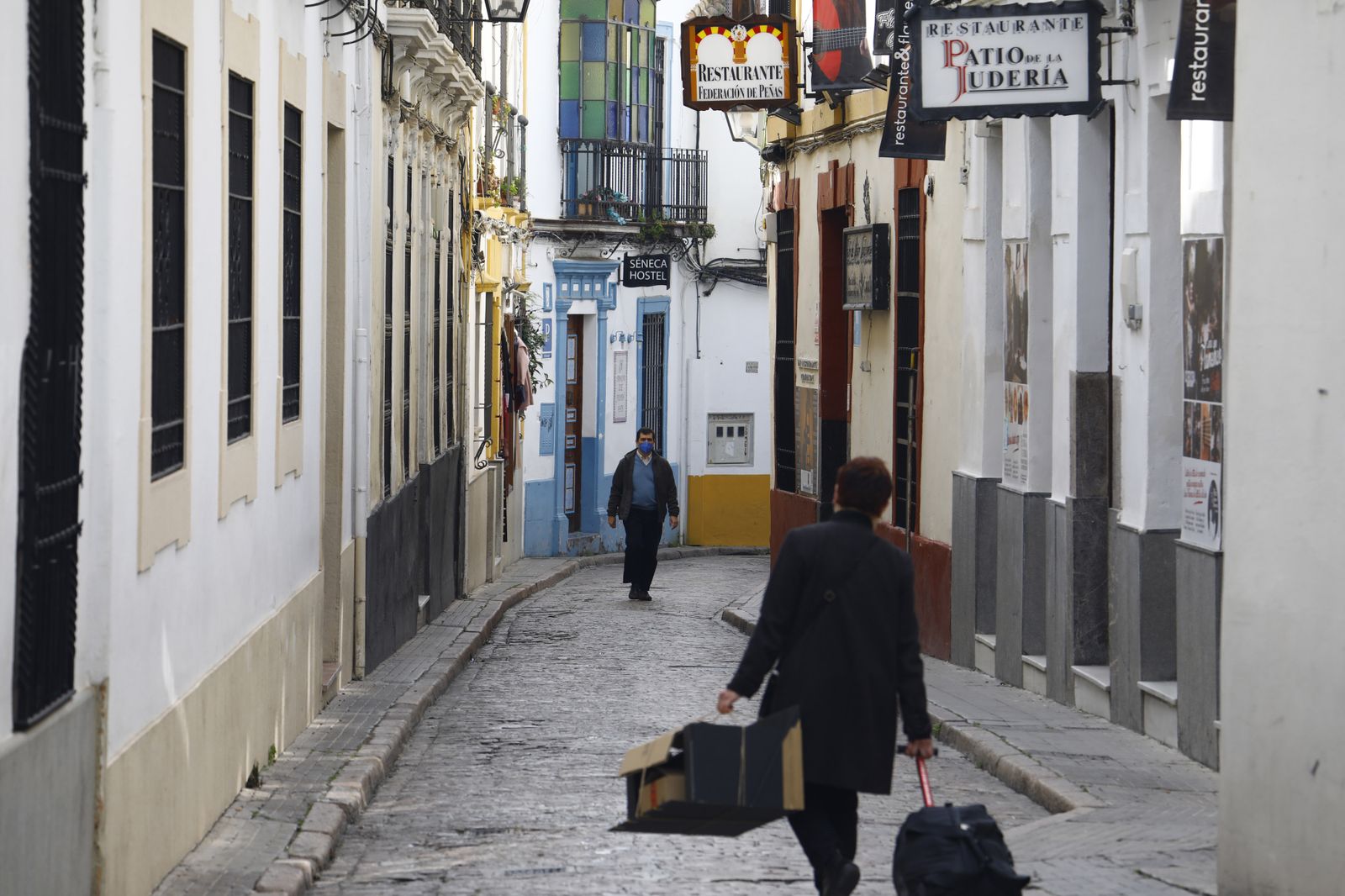 El buen tiempo llena las calles y terrazas en el primer día del Puente de Andalucía en Córdoba