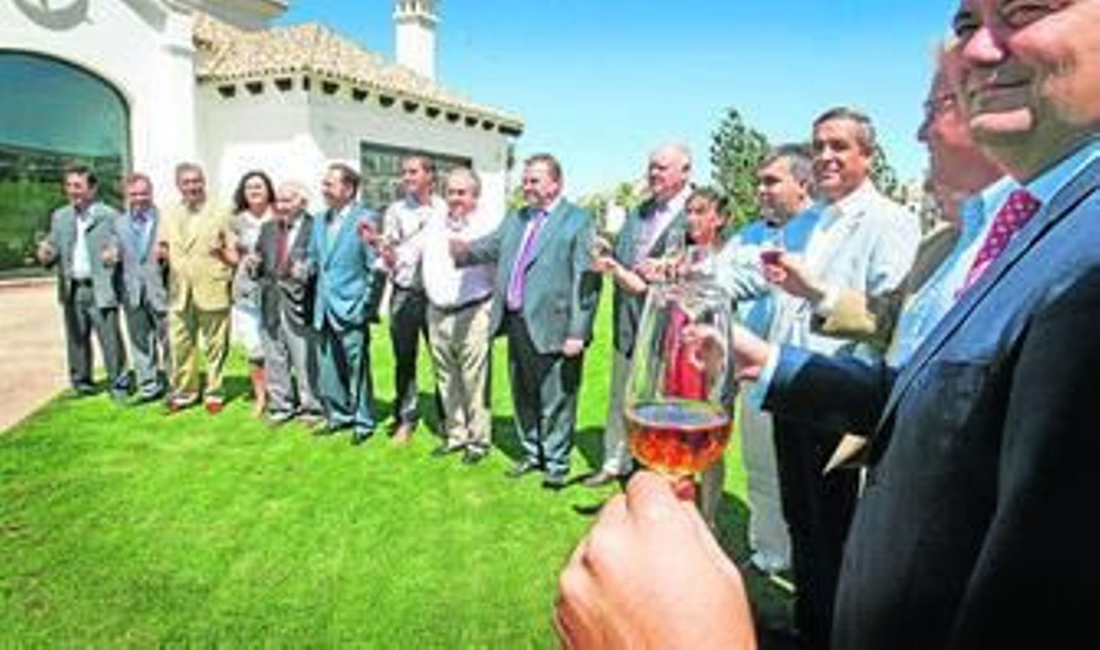 Alcaldes, promotores y empresarios brindan ayer con jerez por que la propuesta de Jan de Clerck llegue a buen puerto.