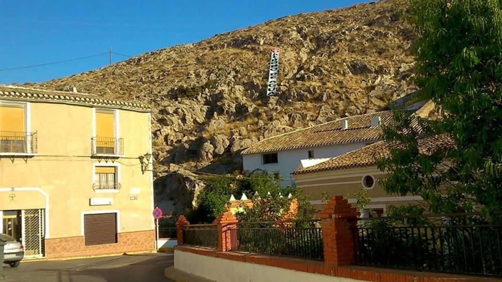 La pancarta con el lema "No al robo del agua' ya forma parte del paisaje de los municipios de la comarca.