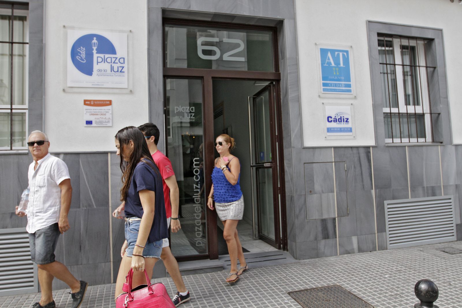 Turistas salen de un apartamento turístico