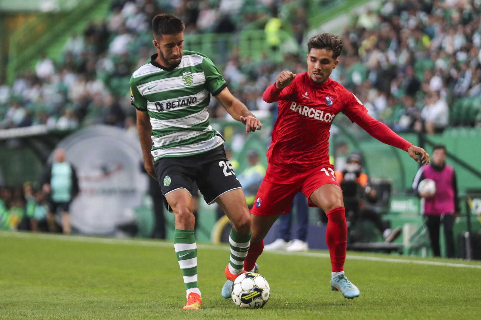 Kevin, ante el Sporting de Lisboa con el Gil Vicente.