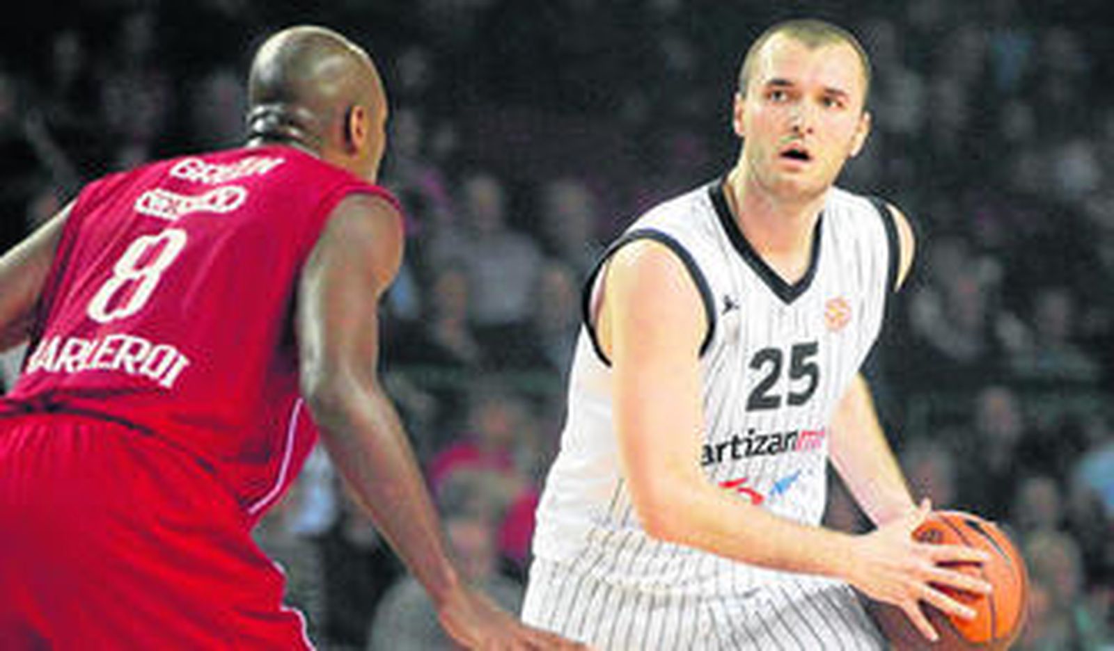 Macvan busca a quien pasar en un partido ante el Charleroi en la Euroliga.