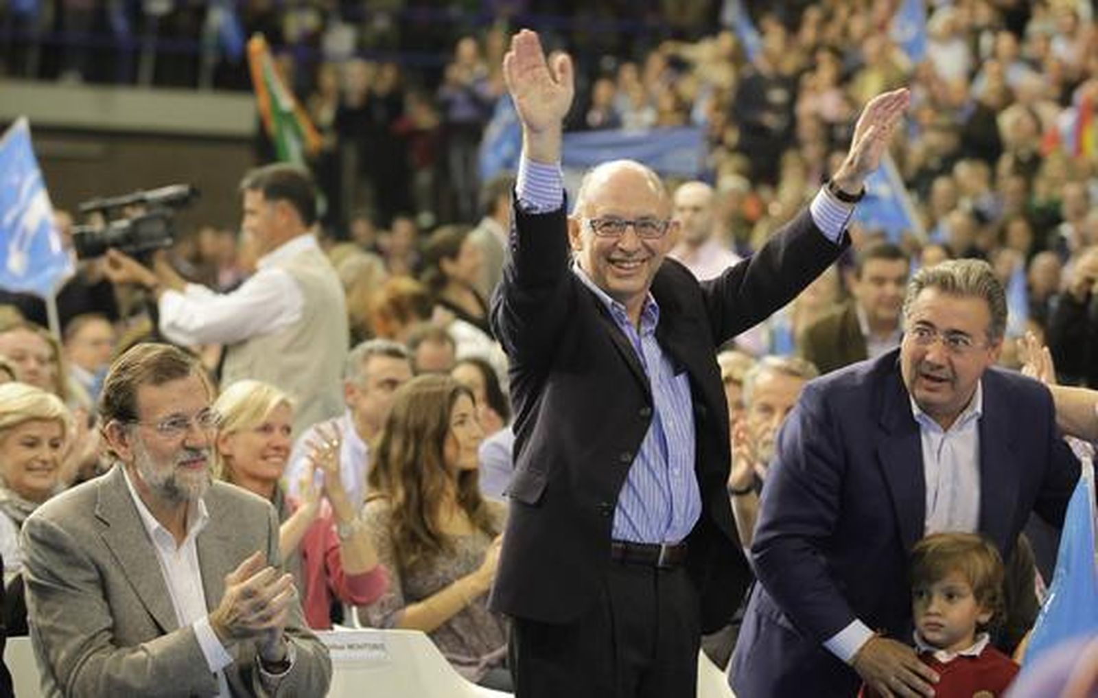 Mariano Rajoy ofrece un mitin en el palacio de deportes de Sevilla, con la presencia de Javier Arenas, Juan ignacio Zoido y Cristobal Montoro, entre otros miembros del Partido Popular.

Foto: El mitin del Partido Popular en Sevilla, en im?nes