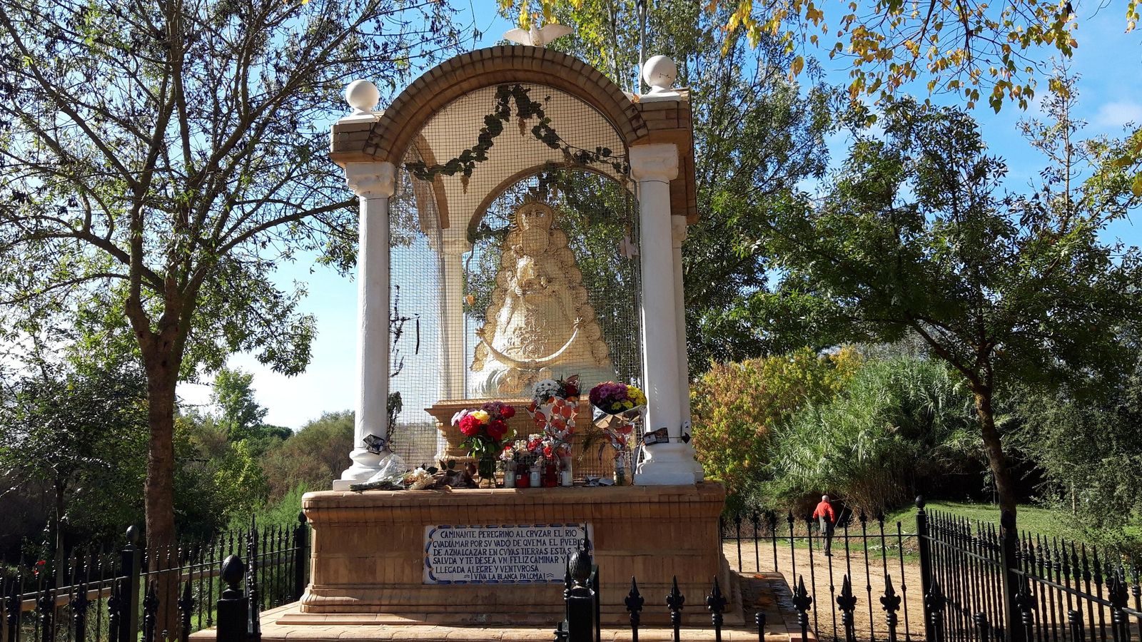 Un altar colocado junto al Vado del Quema. Marca el ecuador de la ruta.