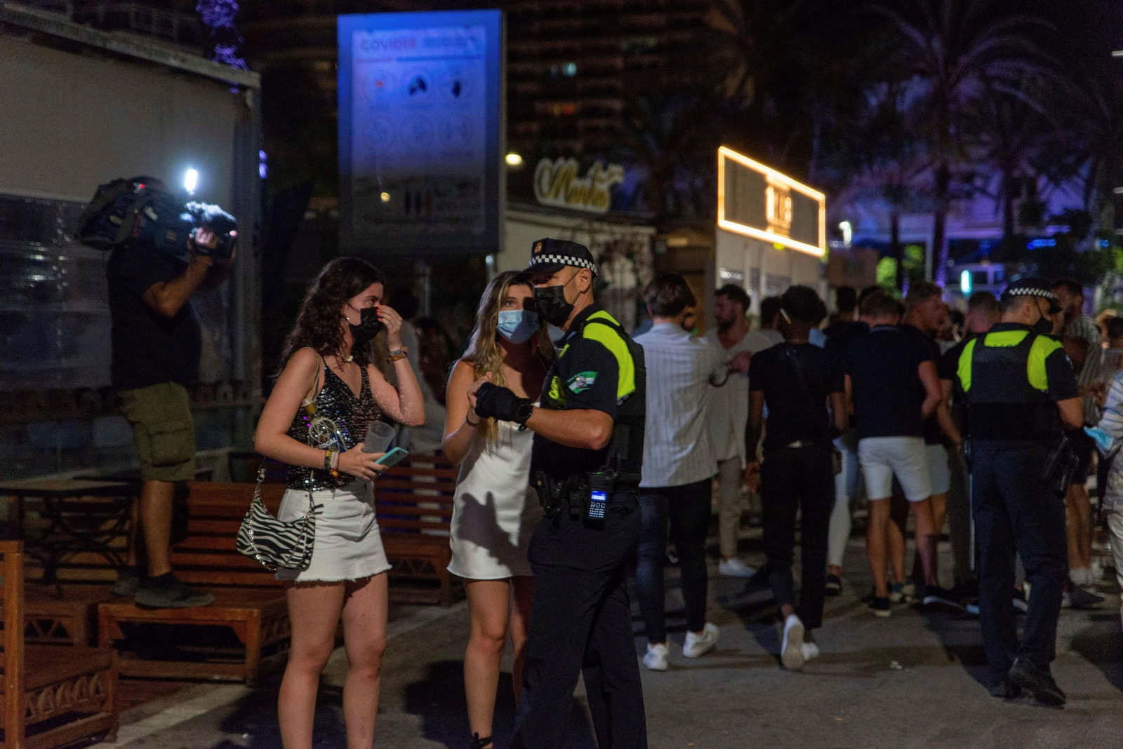 Policía en la primera noche de toque de queda en Marbella. Policía en la primera noche de toque de queda en Marbella.
