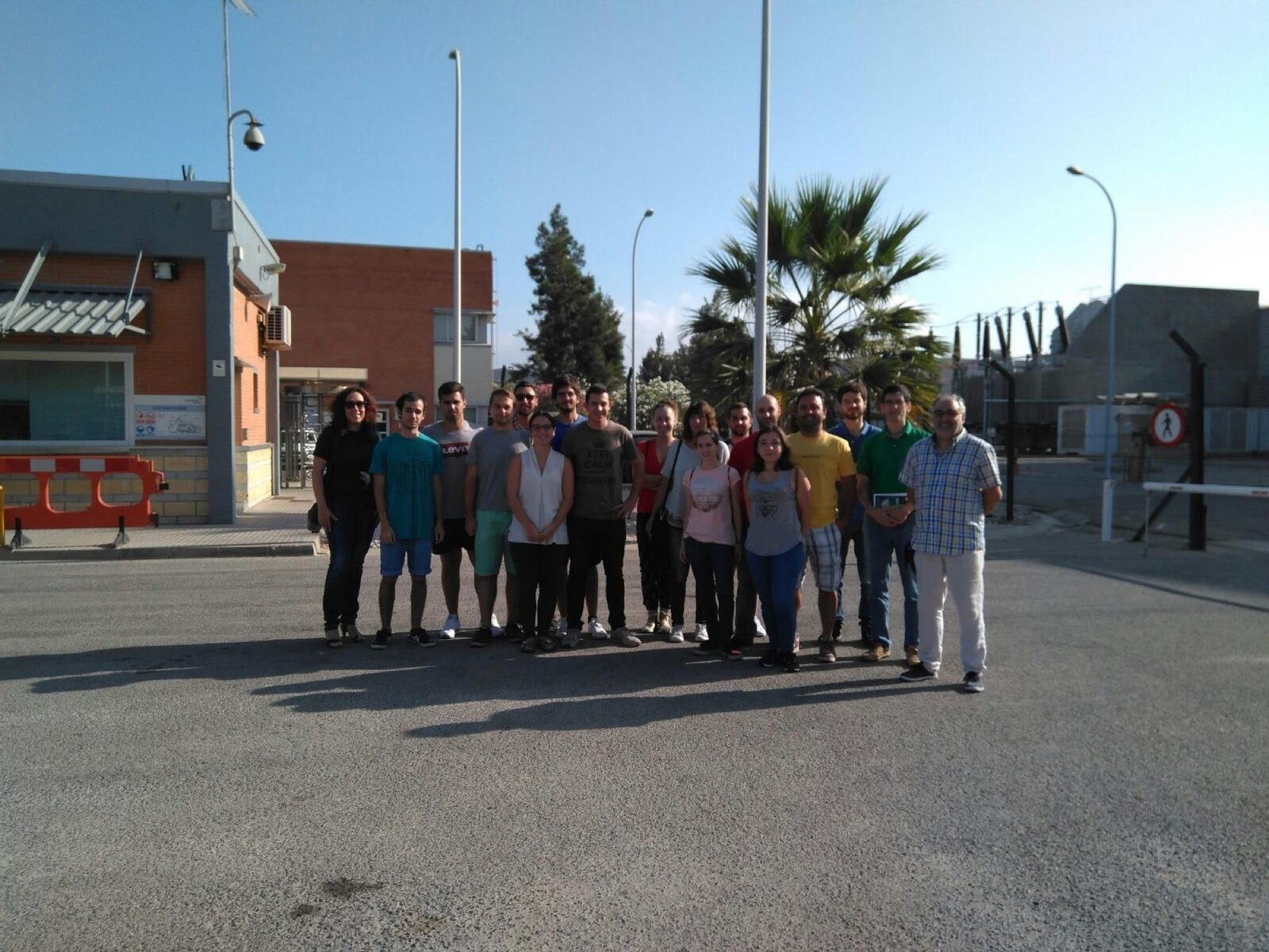 Los alumnos del seminario de industria en su visita a la central de ciclo combinado, ayer.